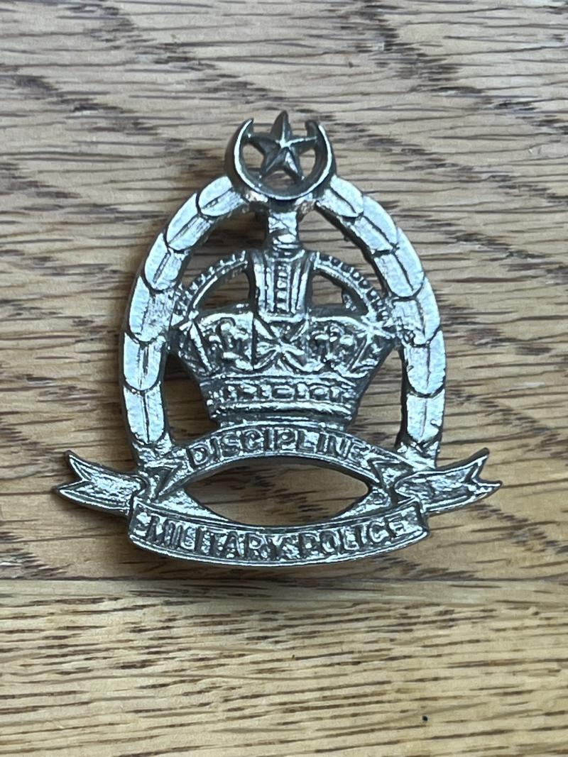 PAKISTAN Military Police Cap Badge Kings Crown